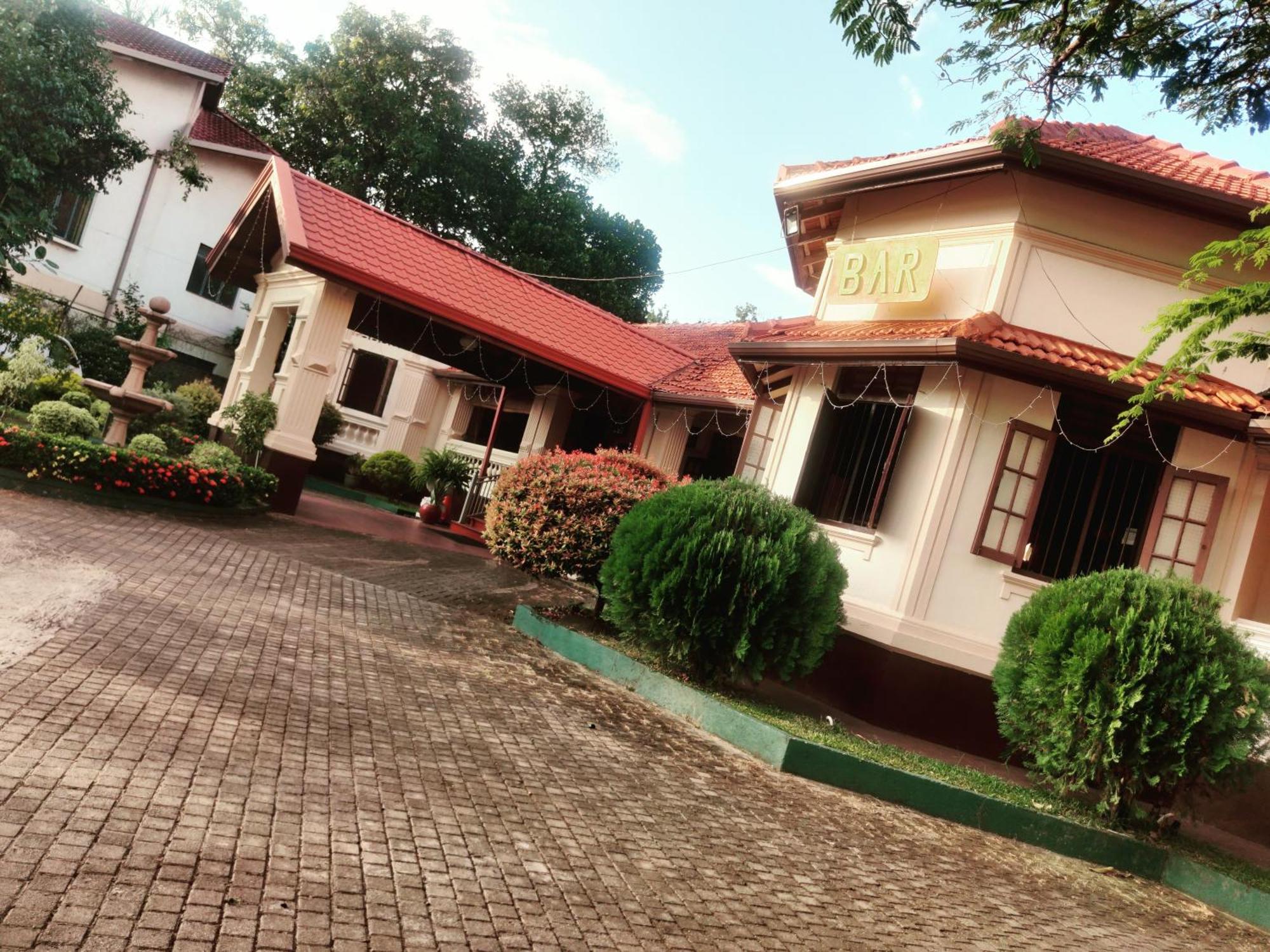 Grand Colonial Viveka Hotel Kurunegala Exterior photo
